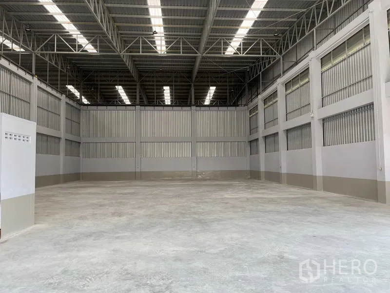 货栈 出租在Khlong Luang, Pathum Thani - 约400㎡开阔仓储地面，混凝土地坪与侧向通风窗