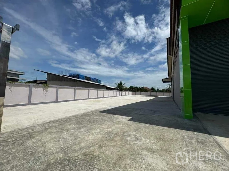โรงงาน ขายในSamut Sakhon - ลานคอนกรีตขนาดใหญ่ข้างอาคาร เหมาะสำหรับรถบรรทุกเข้าออก