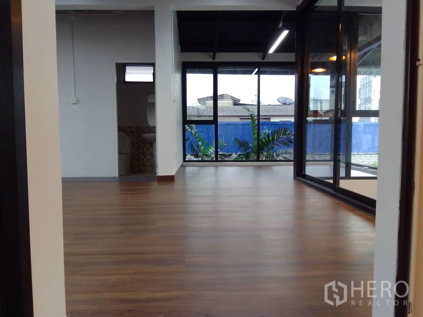 带办公室的家 出租在Wang Thonglang, Bangkok - 开放式工作区，木地板、玻璃隔断并连通卫生间