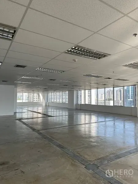 Office Space for rent in Pathum Wan, Bangkok - Open-plan office floor with large corner windows, suspended ceiling and city views.