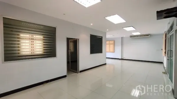 带办公室的家 出租在Huai Khwang, Bangkok - 宽敞办公区，吊顶筒灯、磨砂玻璃窗与室内玻璃门