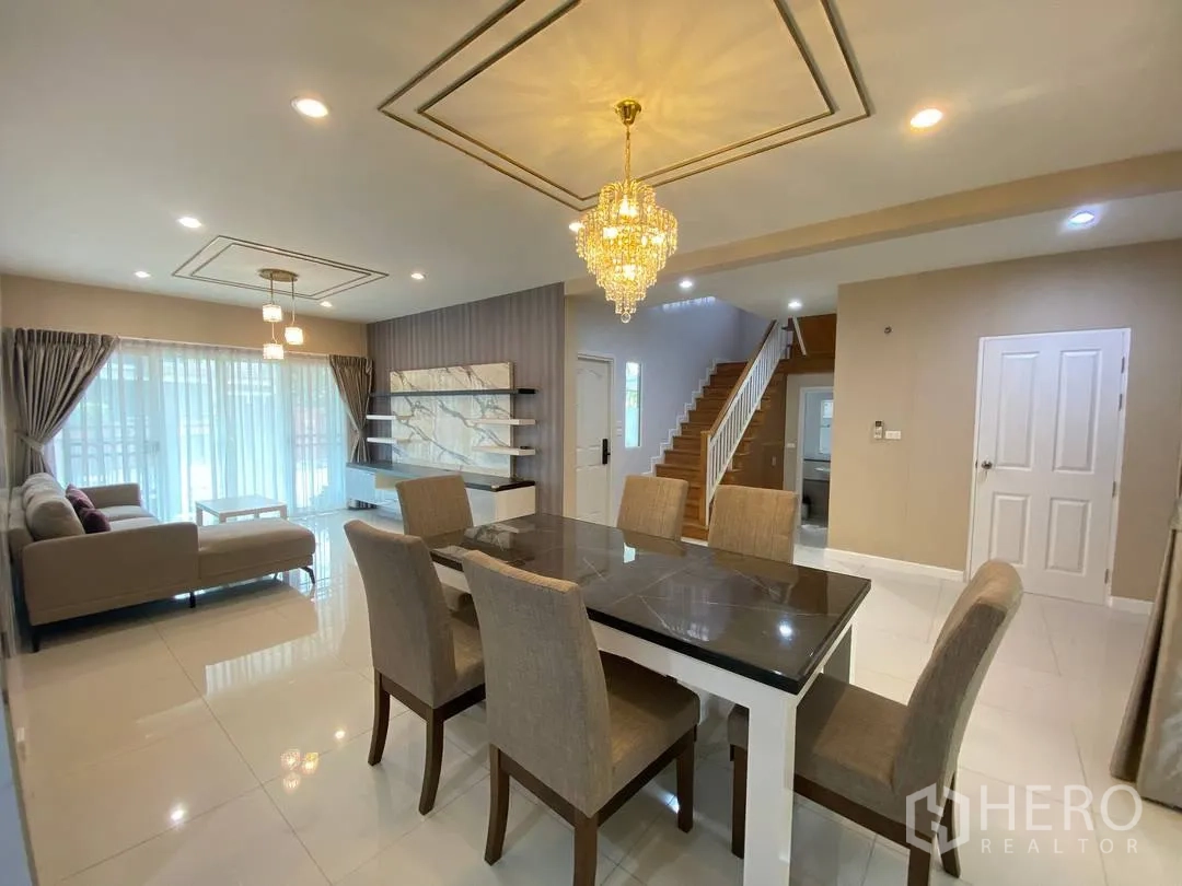 บ้านเดี่ยว for rent in Suan Luang, Bangkok - พื้นที่รับแขกและทานอาหารแบบเปิดโล่ง ประตูกระจกบานเลื่อน