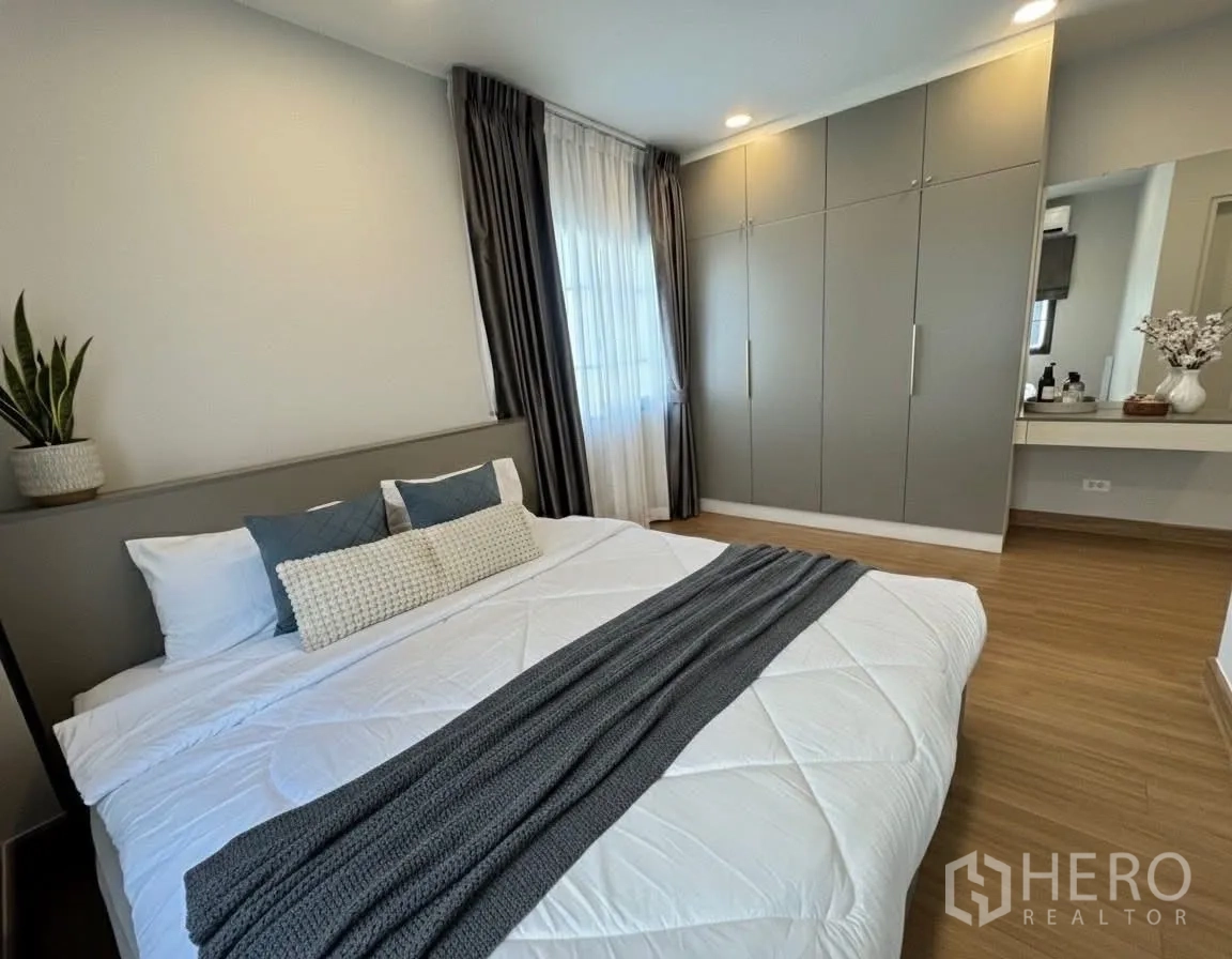 บ้าน for rent in Bang Phli, Samut Prakan - ห้องนอนเตียงคิง ตู้เสื้อผ้าสีเทา และโต๊ะเครื่องแป้งริมหน้าต่าง