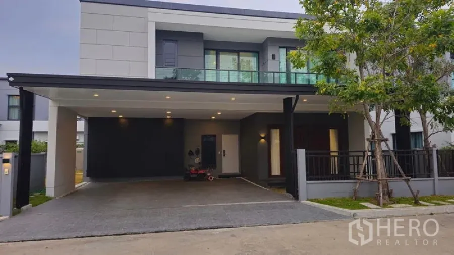 Detached House for sale in Sai Mai, Bangkok - Street-facing view of the modern detached house with double carport in Sai Mai, Bangkok.