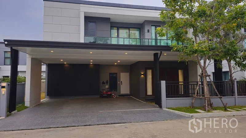Detached House for sale in Sai Mai, Bangkok - Street-facing view of the modern detached house with double carport in Sai Mai, Bangkok.