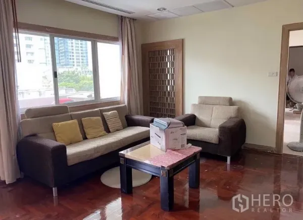 คอนโด ให้เช่าในWatthana, Bangkok - ห้องนั่งเล่นคอนโดในเขตวัฒนา กรุงเทพฯ โซฟา โต๊ะกลาง หน้าต่างบานใหญ่ พื้นไม้