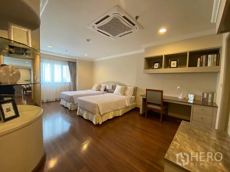 公寓 出租在Watthana, Bangkok - 次卧设两张单床、书桌、置物架及木地板。