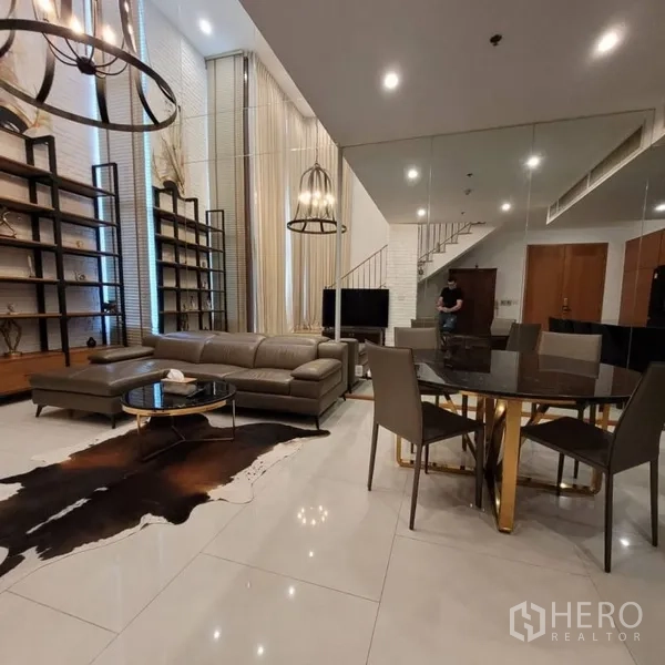 公寓 出租在Khlong Toei, Bangkok - 开放式客餐厅，镜面墙、置物架与吊灯。