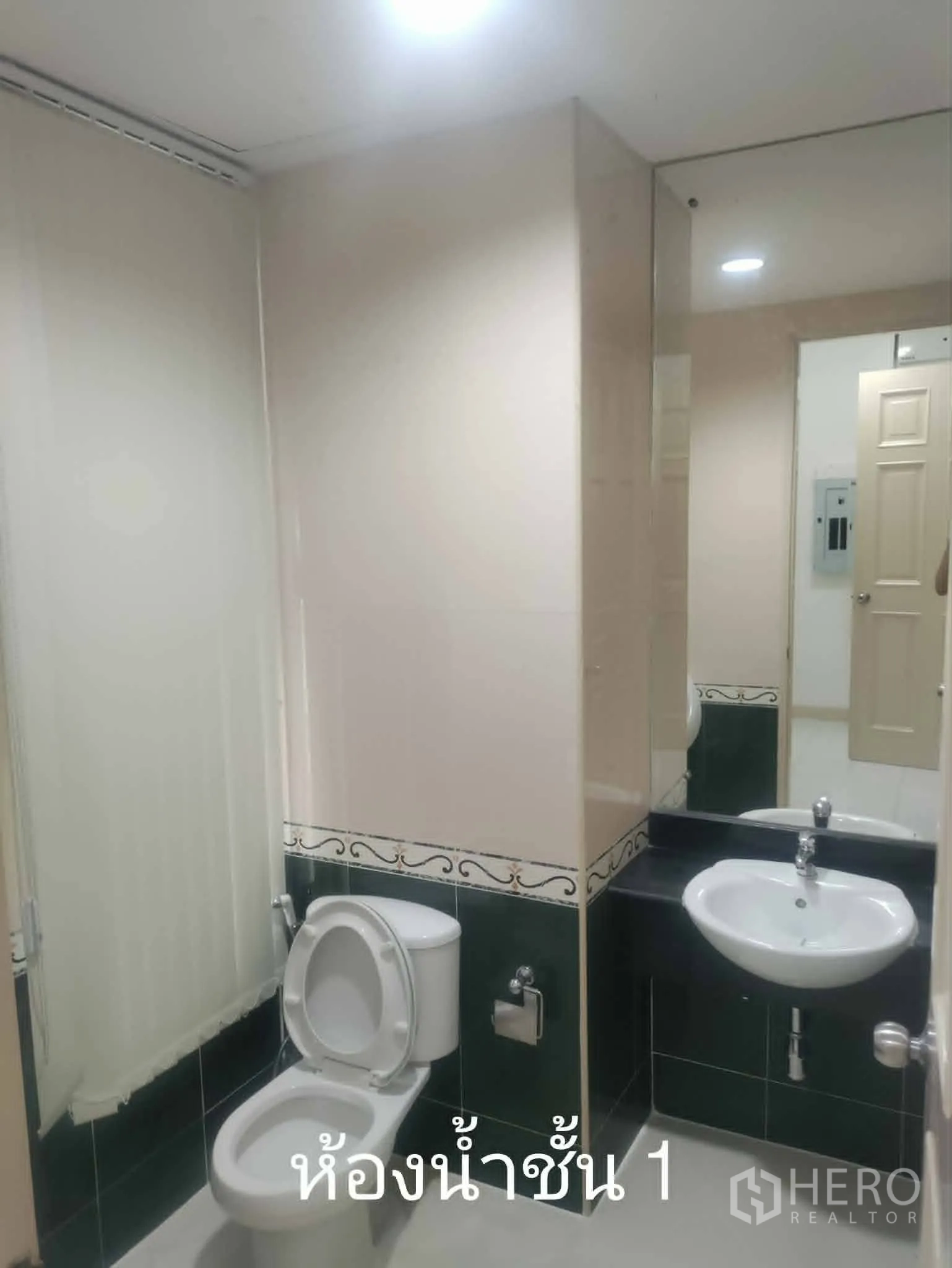 家庭办公室 for rent in Lat Phrao, Bangkok - 一层浴室，马桶、洗手盆与落地镜。
