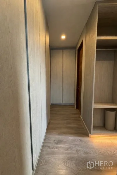 บ้านแฝด for rent in Watthana, Bangkok - โถงทางเดินมีตู้เสื้อผ้าบิวท์อินและพื้นไม้