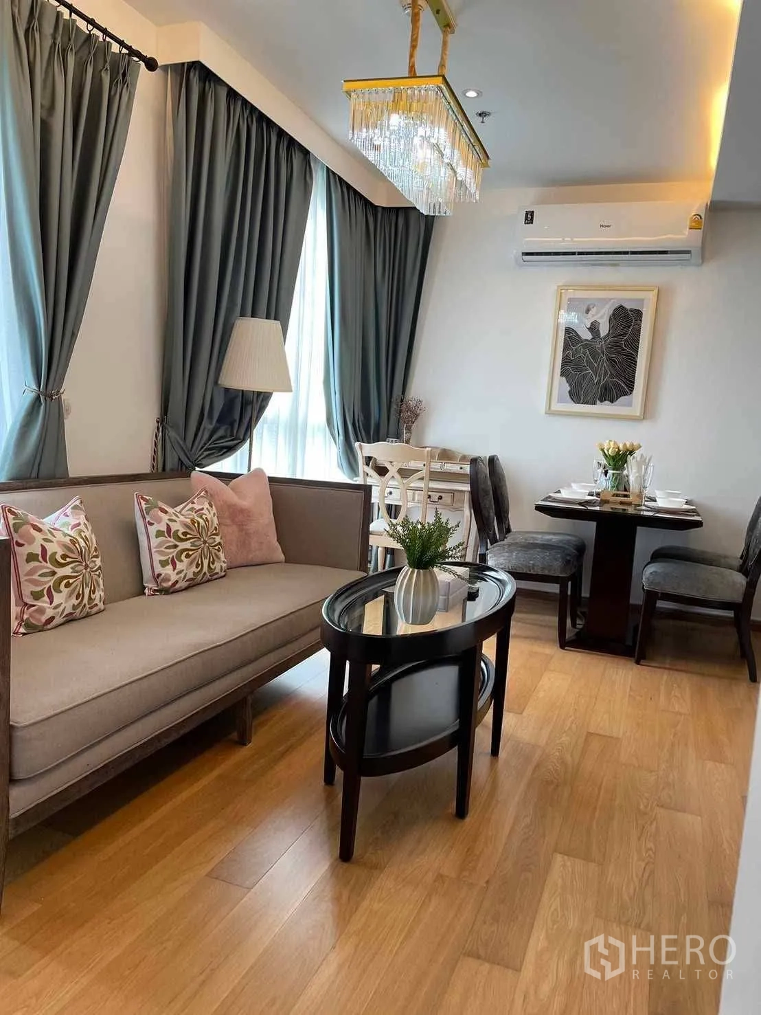 คอนโด for rent in Watthana, Bangkok - ห้องนั่งเล่นพร้อมโซฟา โต๊ะกลางกระจก โคมระย้า และพื้นไม้โทนอุ่น