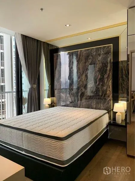 Condominium for sale - Stylish 1-bedroom with marble headboard, bedside lamps and balcony glazing in Khlong Toei.