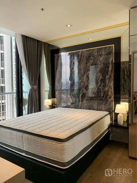 Condominium for sale - Stylish 1-bedroom with marble headboard, bedside lamps and balcony glazing in Khlong Toei.