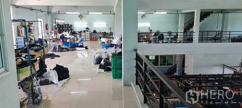 คลังสินค้า ให้เช่าหรือขายในBang Phli, Samut Prakan - พื้นที่ทำงานบนชั้นลอย พื้นกระเบื้องสว่าง และชั้นวางของ