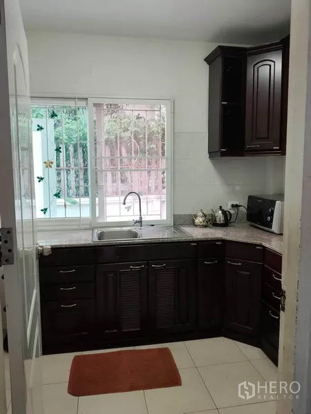 บ้าน ขายในMin Buri, Bangkok - ครัวแยก เคาน์เตอร์หินแกรนิต พร้อมตู้ไม้สีน้ำตาลเข้ม
