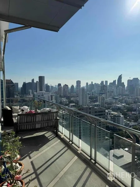 公寓 出租在Watthana, Bangkok - 宽敞阳台，玻璃栏杆与户外沙发，俯瞰曼谷全景