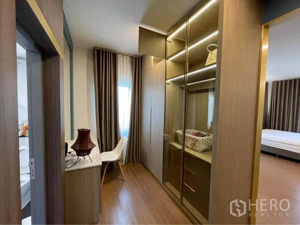 独栋房屋 for rent or sale in Bang Phli, Samut Prakan - 更衣走廊带发光衣柜与书桌。