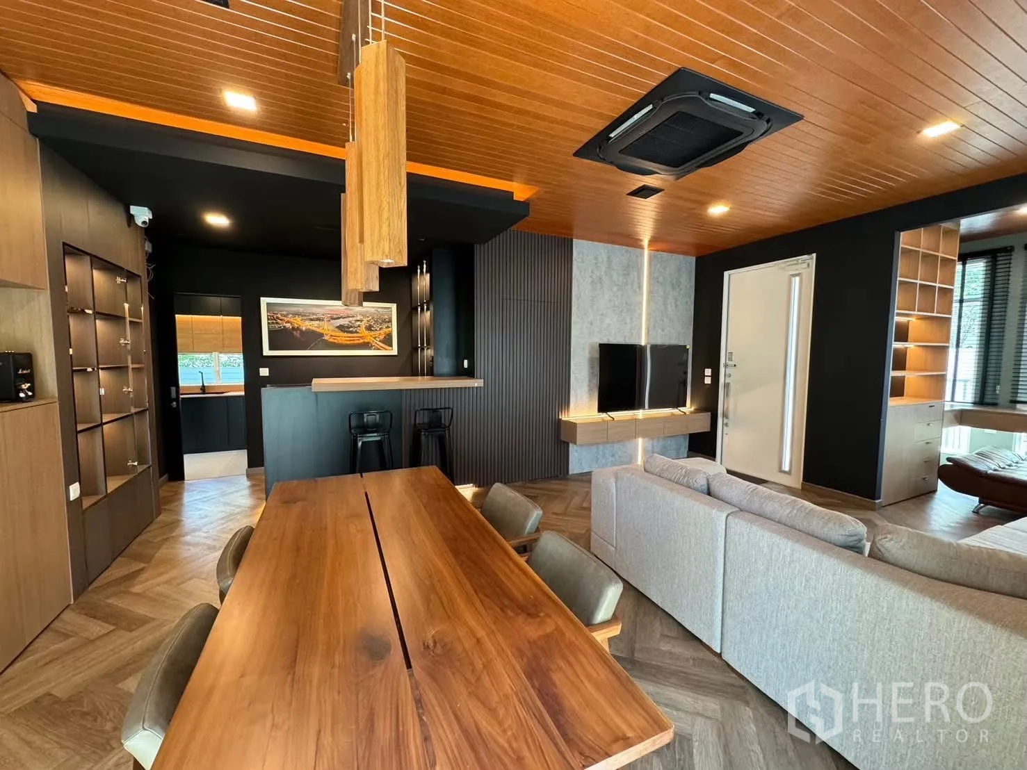 Detached House for rent in Prawet, Bangkok - Living and dining area with herringbone floor and sliding doors to the yard.
