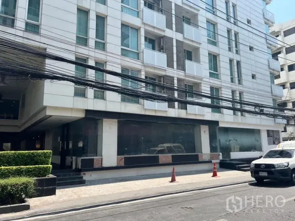 零售空间 出租在Watthana, Bangkok - 瓦他那区建筑一层临街商铺外立面，整面落地玻璃。
