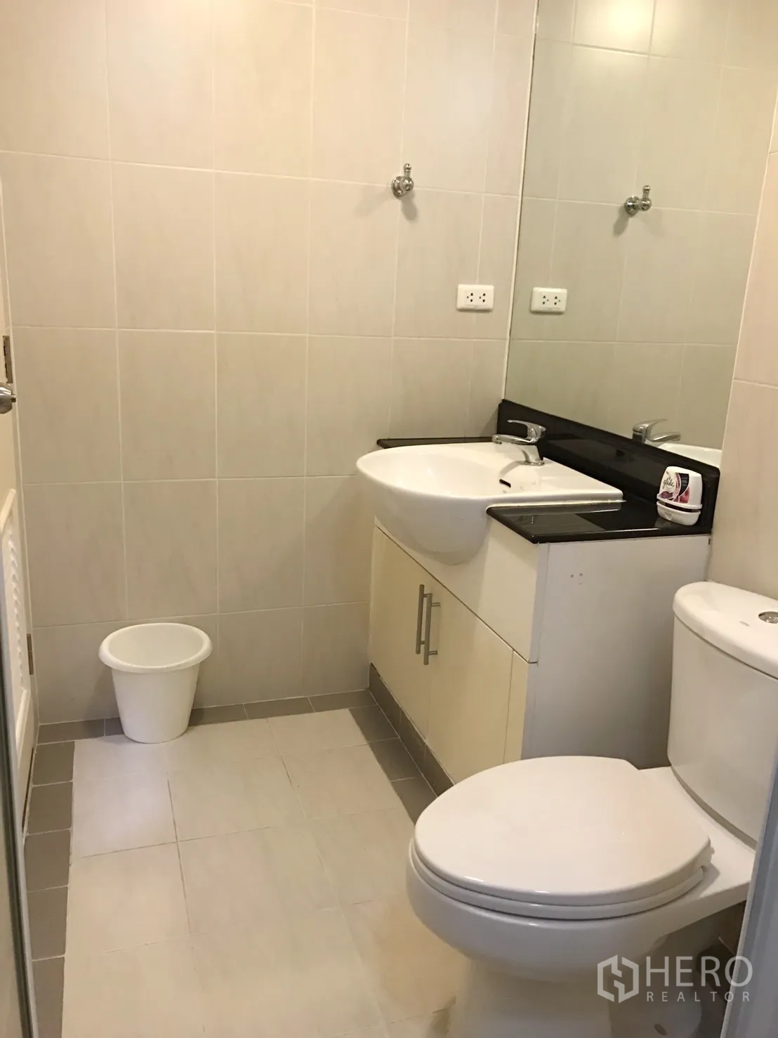 公寓 出租在Watthana, Bangkok - 瓷砖浴室，洗手台、宽镜与坐便器。