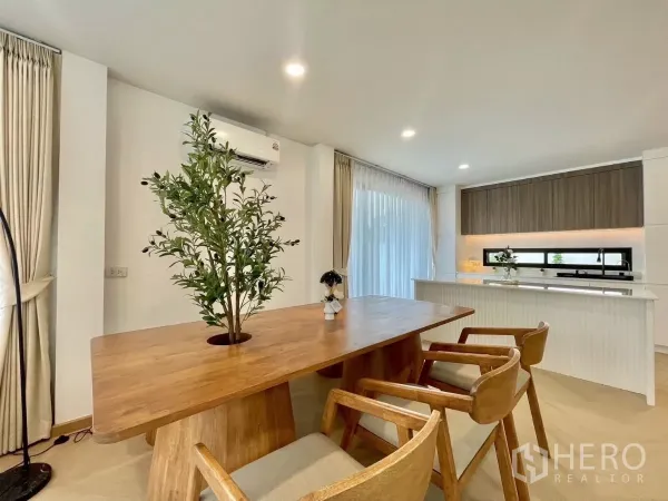 บ้าน ขายในPrawet, Bangkok - โซนทานอาหารโต๊ะไม้ พร้อมเก้าอี้ ติดกับครัวแบบเปิด
