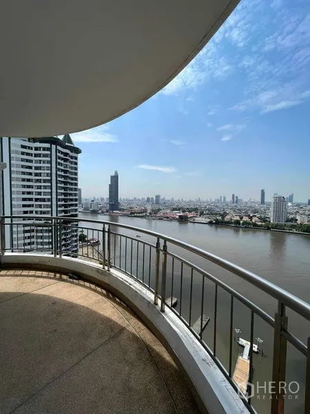 คอนโด ขายในBangkok - ระเบียงโค้งมองเห็นแม่น้ำเจ้าพระยาและเส้นขอบฟ้าเมือง