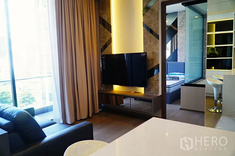 คอนโด ให้เช่าในWatthana, Bangkok - ผนังทีวีตกแต่งไฟพร้อมประตูเลื่อนไปยังห้องนอนกั้นกระจก