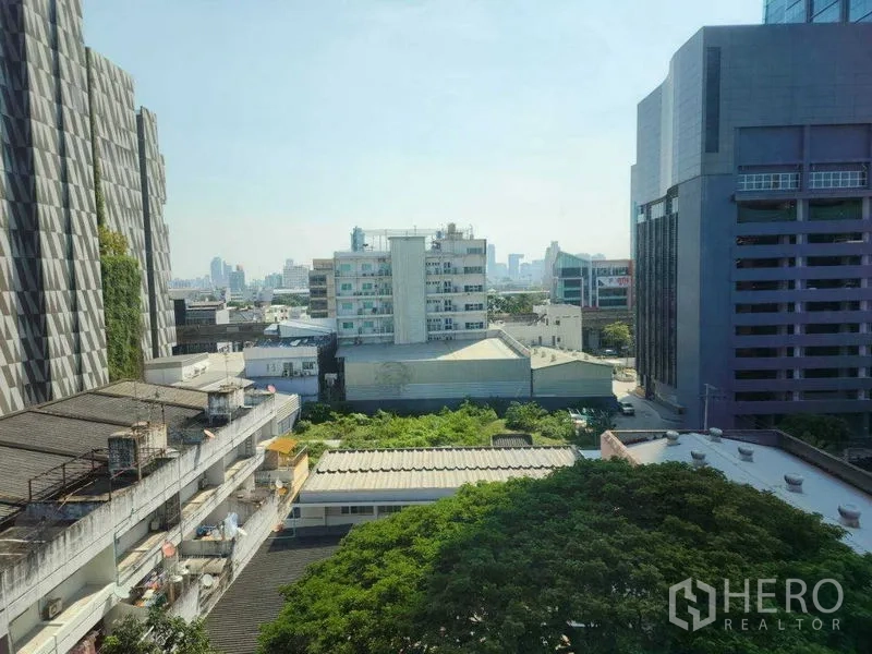 公寓 出租在Phaya Thai, Bangkok - 望向帕亚泰的城市景观，低层建筑与办公楼及树梢。
