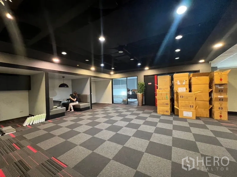 สำนักงาน ให้เช่าในHuai Khwang, Bangkok - โถงกว้าง พื้นพรมแผ่น มีมุมนั่งเล่นและกล่องเก็บของ