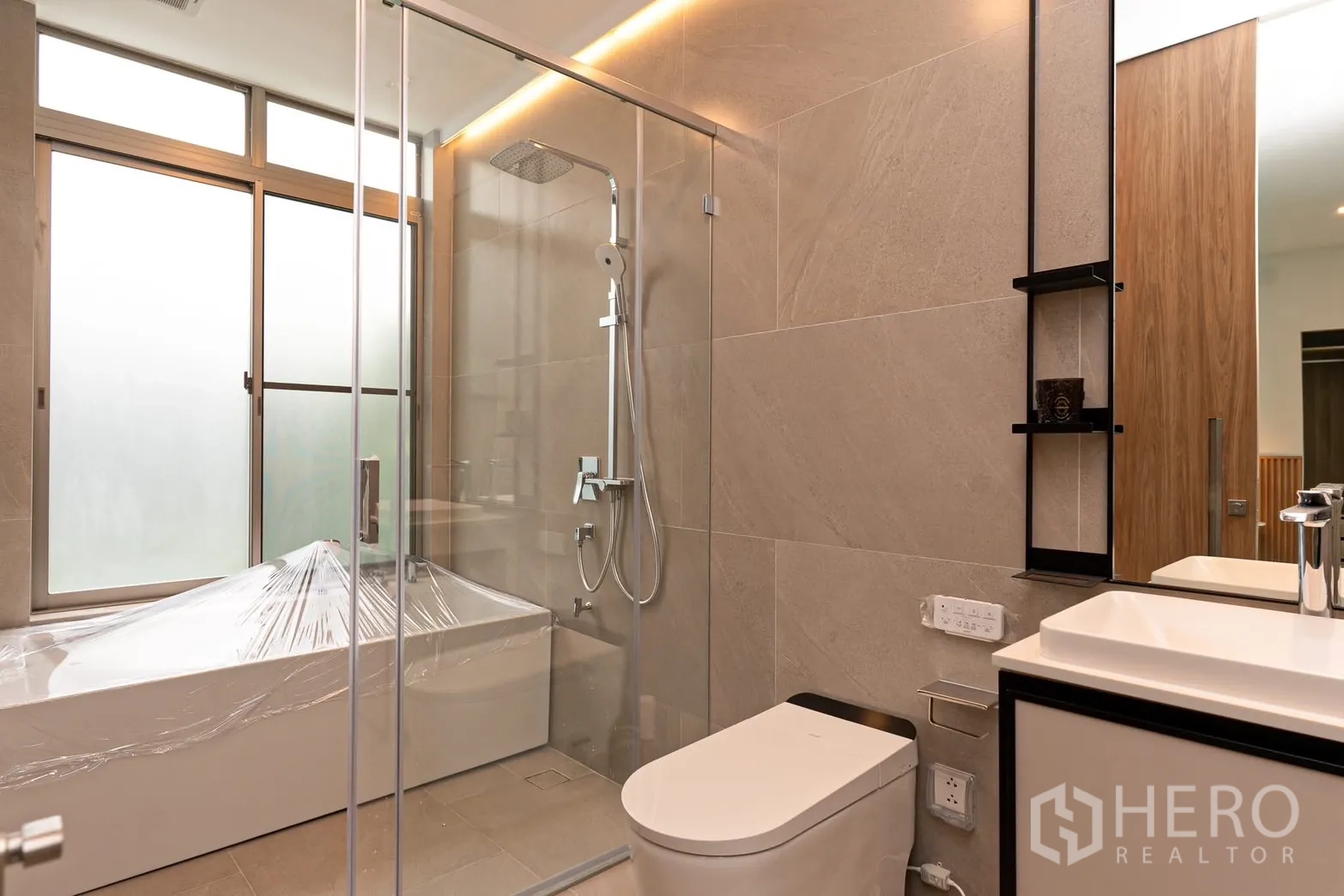 บ้าน ให้เช่าในSaphan Sung, Bangkok - ห้องน้ำโมเดิร์น ห้องอาบน้ำกระจก อ่างอาบน้ำ และหน้าต่างฝ้า