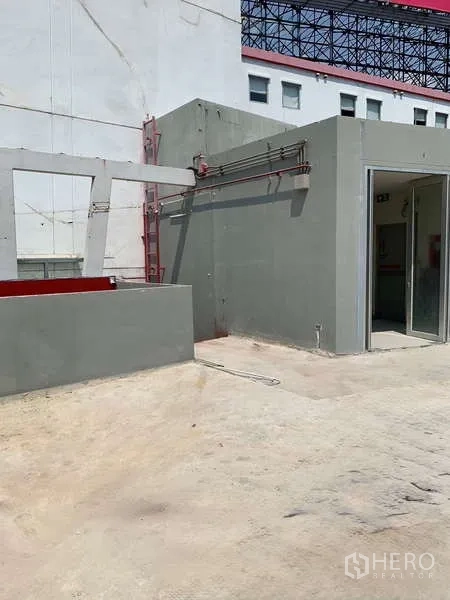 Retail Space for rent in Sathon, Bangkok - Rooftop access with elevator lobby, service core and concrete flooring