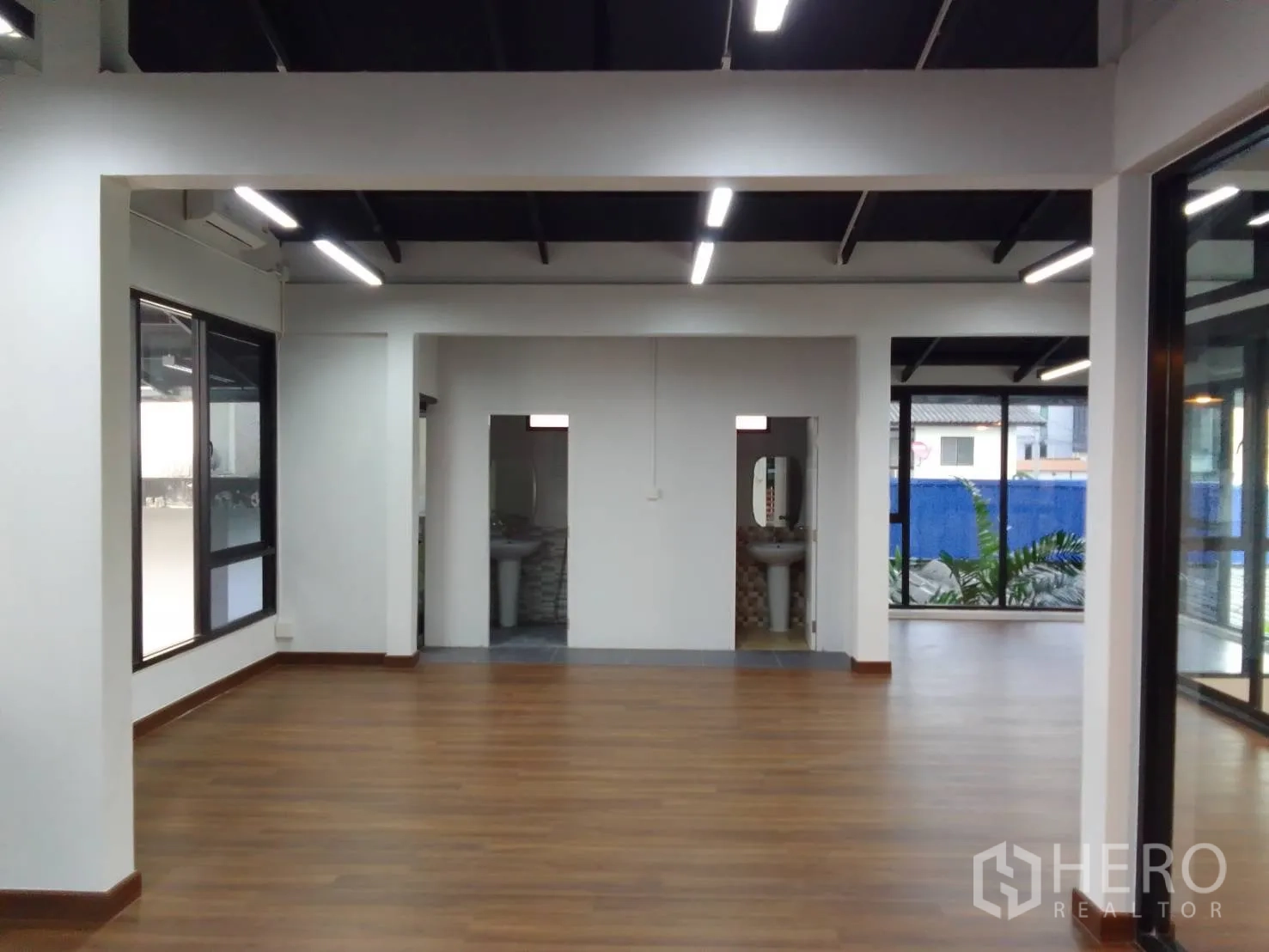 带办公室的家 出租在Wang Thonglang, Bangkok - 二层开放式空间，木地板、线型灯与卫生间