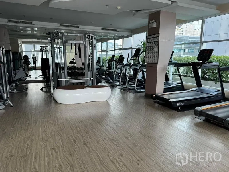 公寓 出售在Ratchathewi, Bangkok - 设备齐全的健身房，配有有氧与力量训练器材。