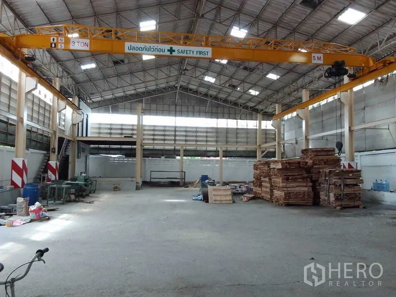 คลังสินค้า ให้เช่าในMueang Samut Prakan, Samut Prakan - ประตูทางเข้าโกดังแบบบานเลื่อนโลหะขนาดใหญ่