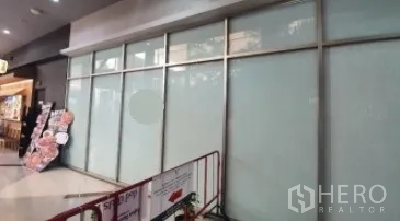 零售空间 出租在Khlong Toei, Bangkok - 商场走道内，磨砂玻璃立面与铝框店面。
