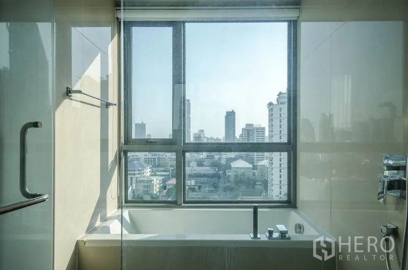 คอนโด ให้เช่าหรือขายในWatthana, Bangkok - ห้องน้ำพร้อมอ่างอาบน้ำและหน้าต่างบานใหญ่ชมวิวสกายไลน์กรุงเทพฯ
