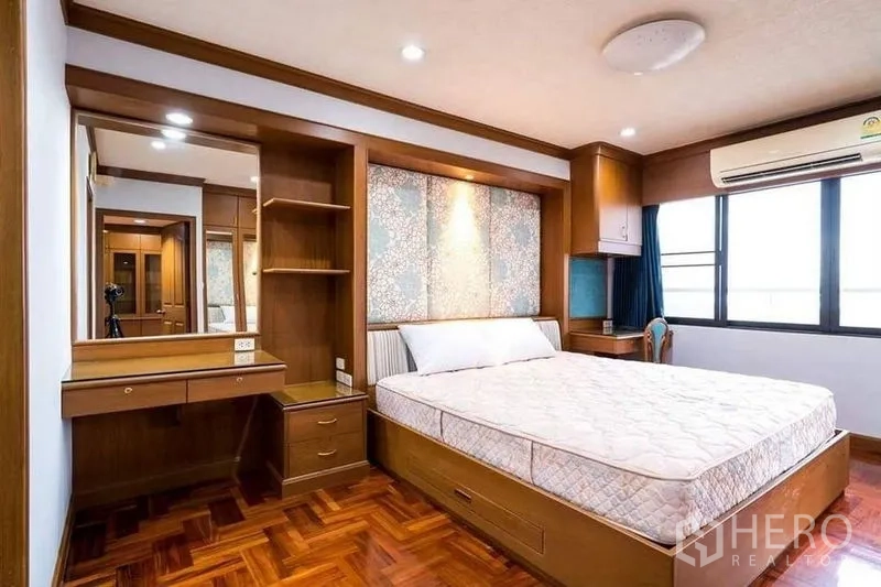 公寓 出租或出售在Bang Phlat, Bangkok - 主卧配大床、整体床头柜、书桌与大窗户。