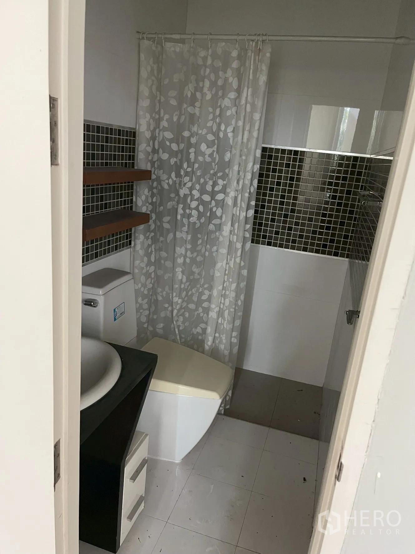 带办公室的家 出租在Wang Thonglang, Bangkok - 第二卫生间，浴帘、盥洗台与拼贴墙砖