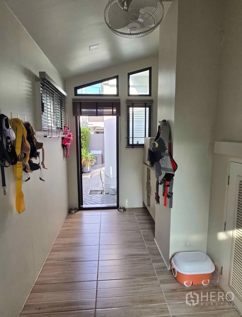 Detached House for rent in Bang Phli, Samut Prakan - Maid or utility corridor with tiled floor, hooks and exterior door