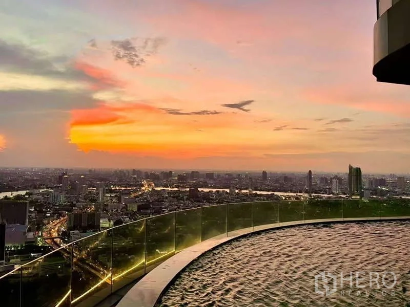 公寓 出租或出售在Bangkok - 屋顶无边际泳池，俯瞰曼谷天际线与日落。