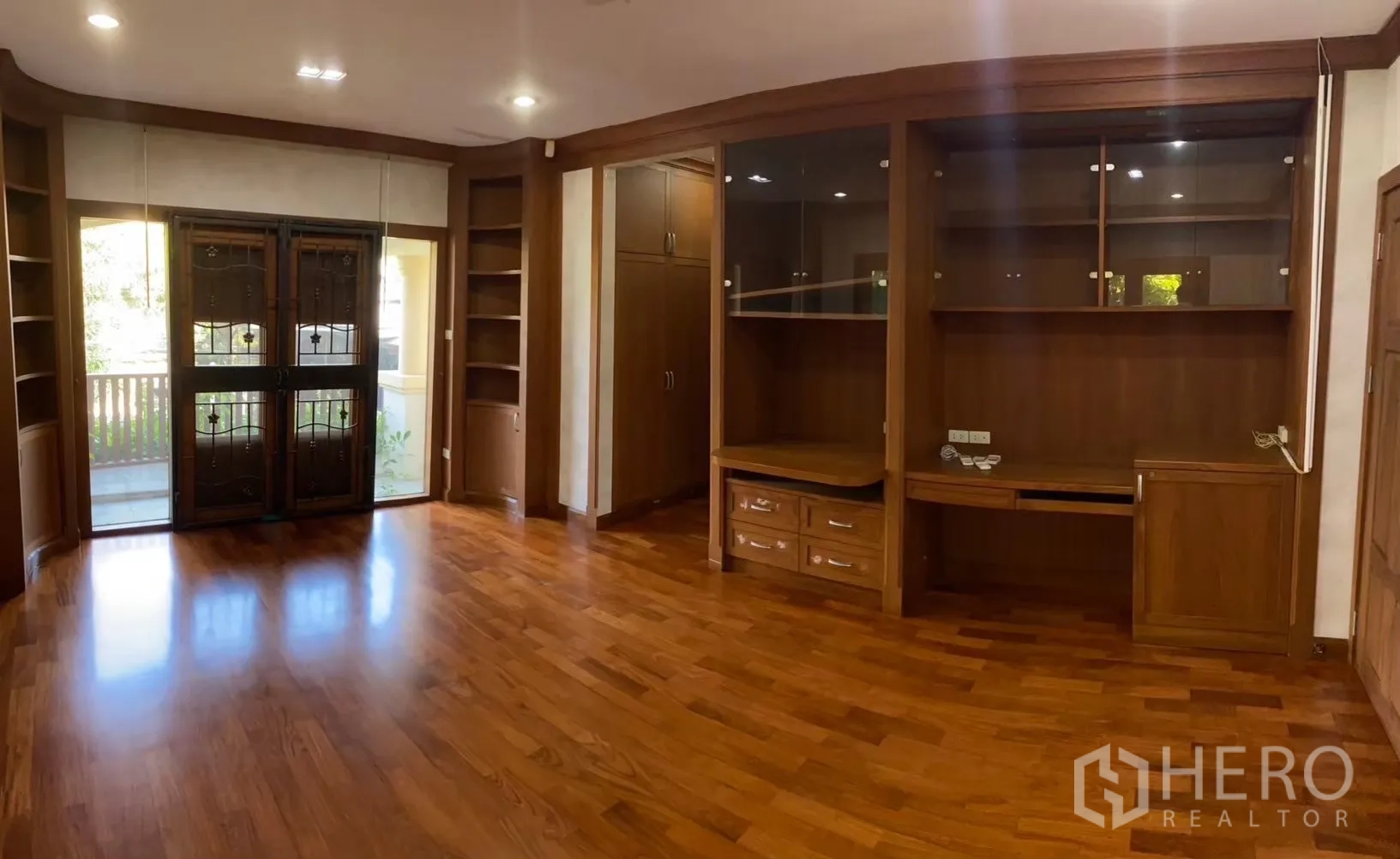 Detached House for rent in Watthana, Bangkok - Panoramic view of the modern white master bathroom.