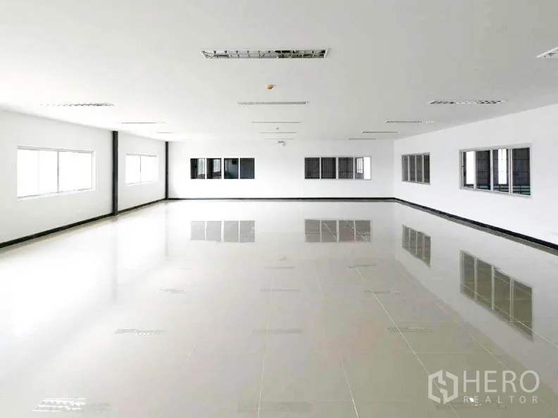 工厂 出租在Si Racha, Chon Buri - 明亮的夹层办公室空间，瓷砖地面与多扇窗