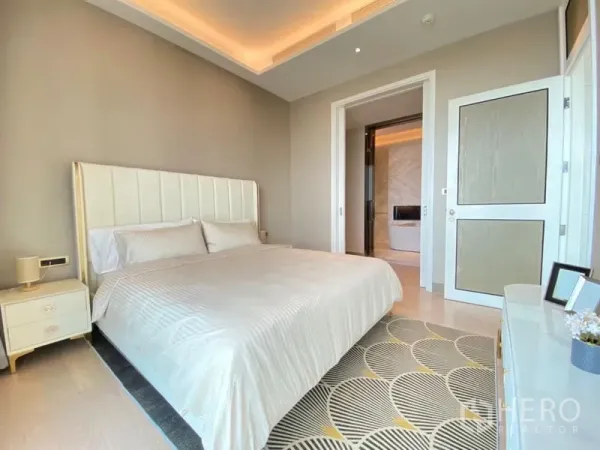 公寓 出租在Khlong San, Bangkok - 主卧带氛围灯，通向豪华套内卫浴的门口。