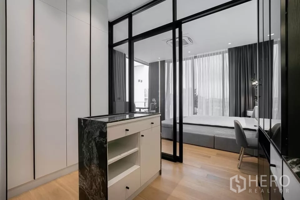 Townhouse for sale in Chatuchak, Bangkok - Dressing room with glass partition opening to the bedroom.