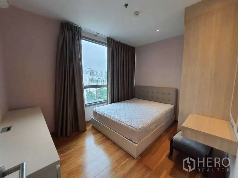 คอนโด ขายในWatthana, Bangkok - ห้องนอนมุมอาคาร หน้าต่างบานใหญ่ เตียงควีน และวิวเมือง
