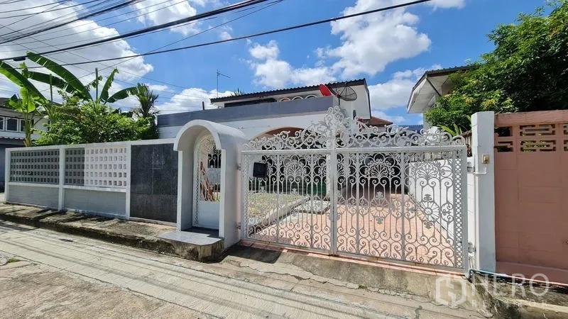 独立式住宅 出租在Lat Phrao, Bangkok - 物业临街面的白色花纹铁艺大门与围墙。