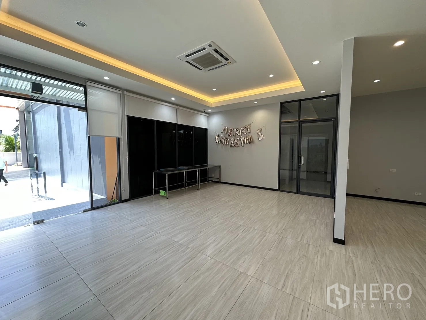 工厂 出售在Lam Luk Ka, Pathum Thani - 接待区或展厅，整面玻璃与吊顶灯带。