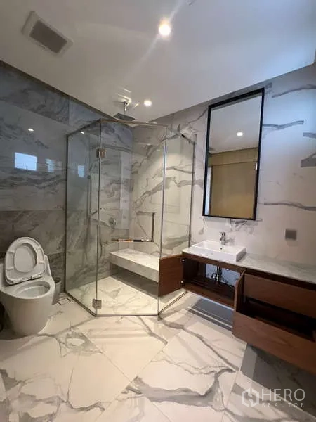 Detached House for rent in Suan Luang, Bangkok - Guest bathroom with marble‑effect tiles and glass shower enclosure.