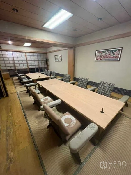 Shophouse for rent in Khlong Toei, Bangkok - Polished hallway leading to multiple tatami rooms with sliding doors.