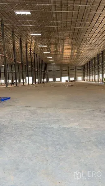 货栈 出租在Ban Bueng, Chon Buri - 开阔厂房地面，金属桁架屋顶与平整混凝土地坪。